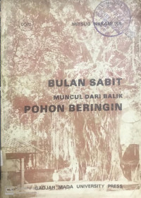 Image of Bulan Sabit Muncul Dari Balik Pohon Beringin